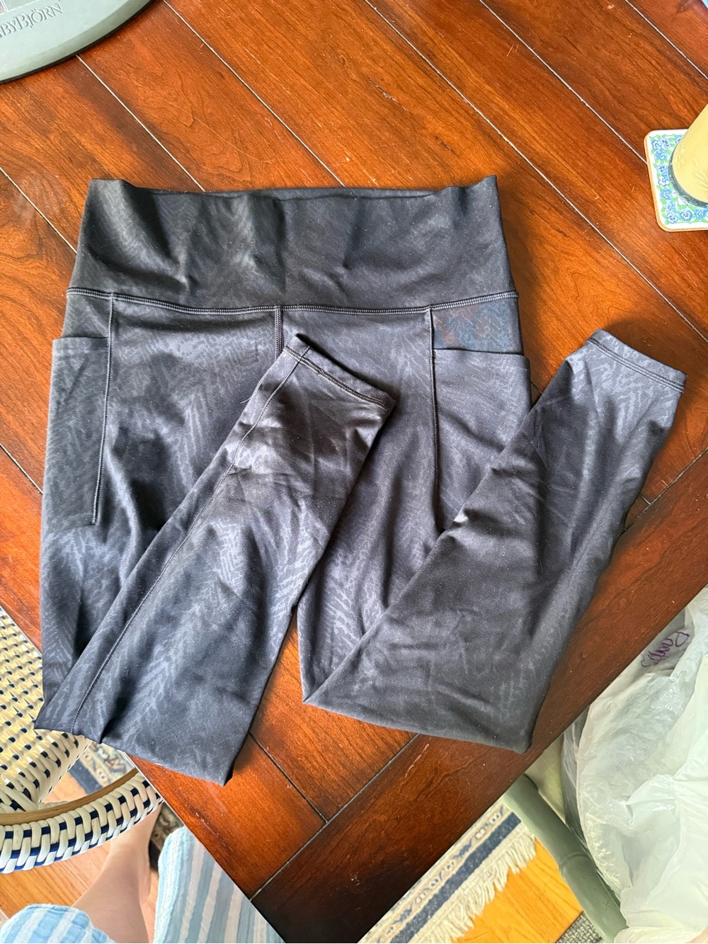 Athleta Black Salutation Stash Pocket II 7/8 Tight with Subtle Texture